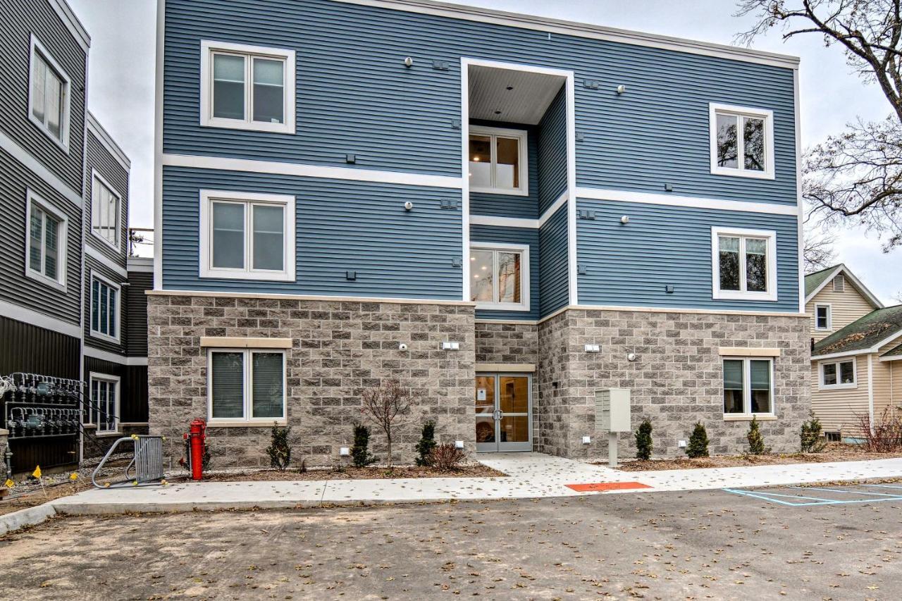 Modern Traverse City Condo About 1 Mi To Bay! Exterior photo